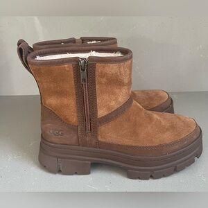 UGG Ashton Zip Comfort Boot Chestnut Brown Sherpa Lining Women’s 7